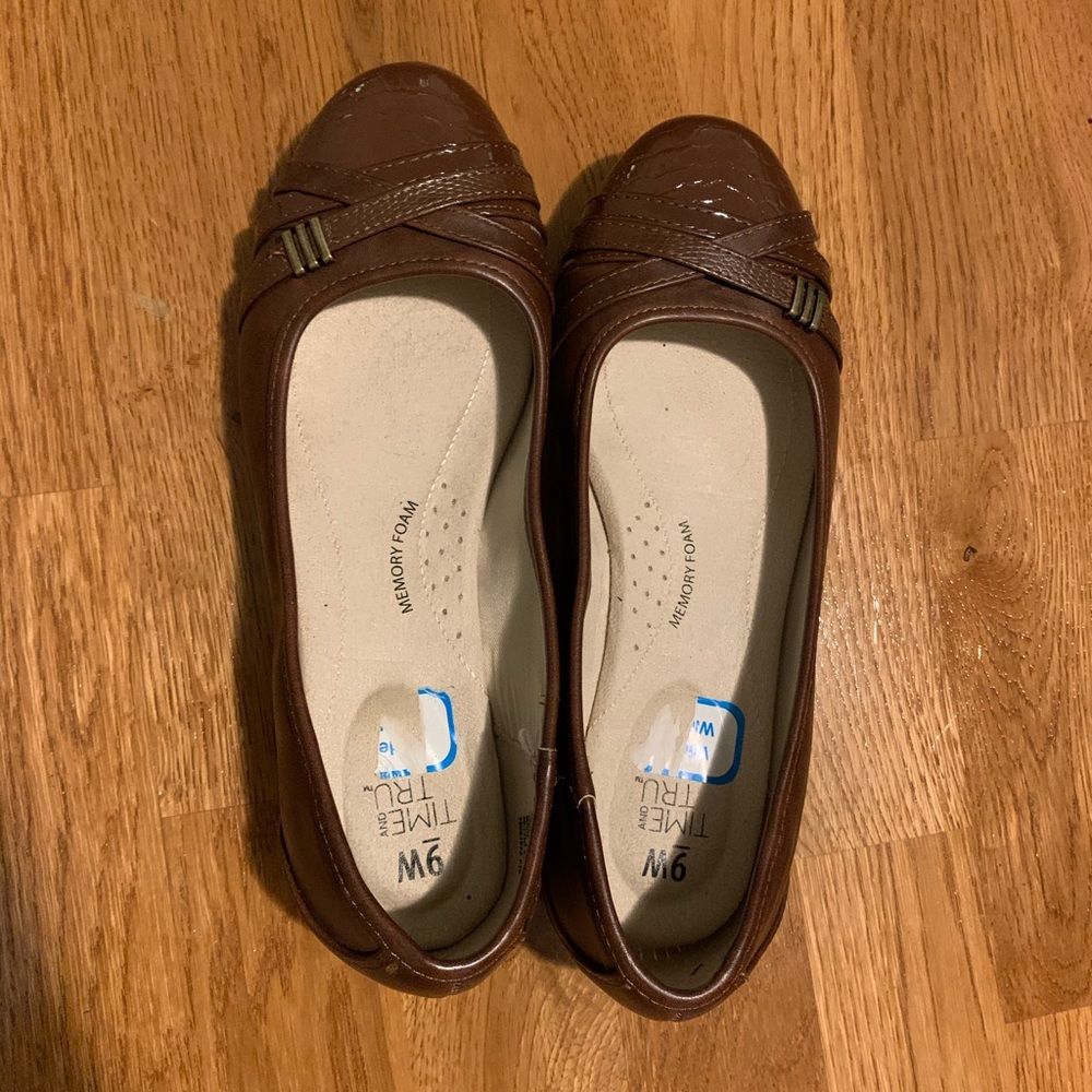 SOLD Women’s shoes size 9w
